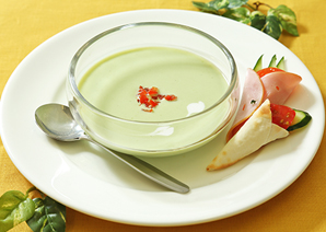 超健康的なアボカドスープとやさいの花束